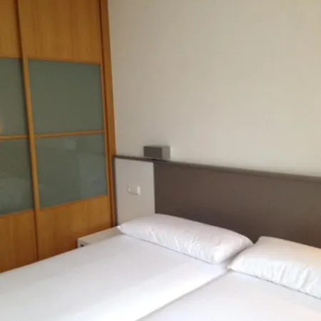 Ulia C - Local Rentss Apartment *