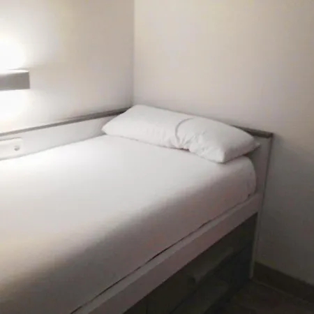 Ulia C - Local Rentss Apartment